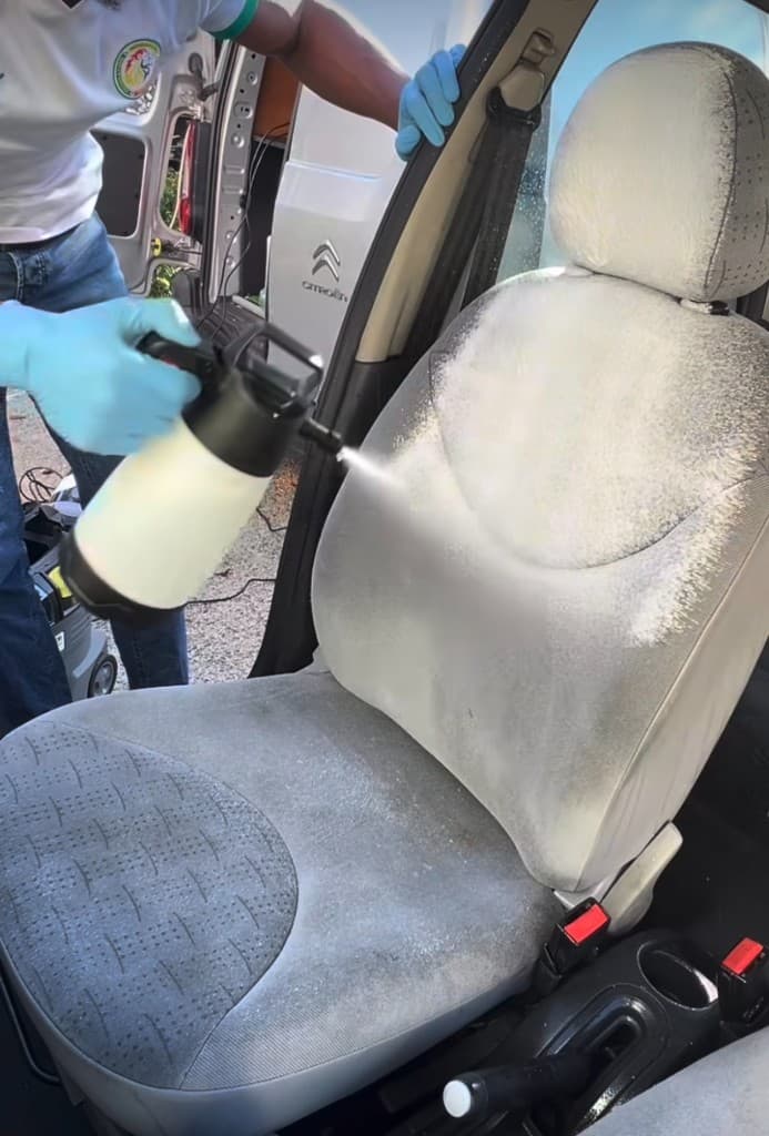 Nettoyage professionnel de l'intérieur d'une voiture, à domicile